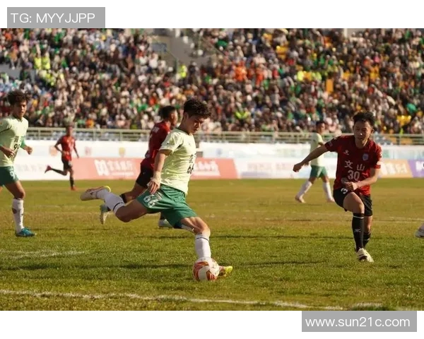 足球巨星们的强力射门瞬间展现足球魅力与激情的完美结合